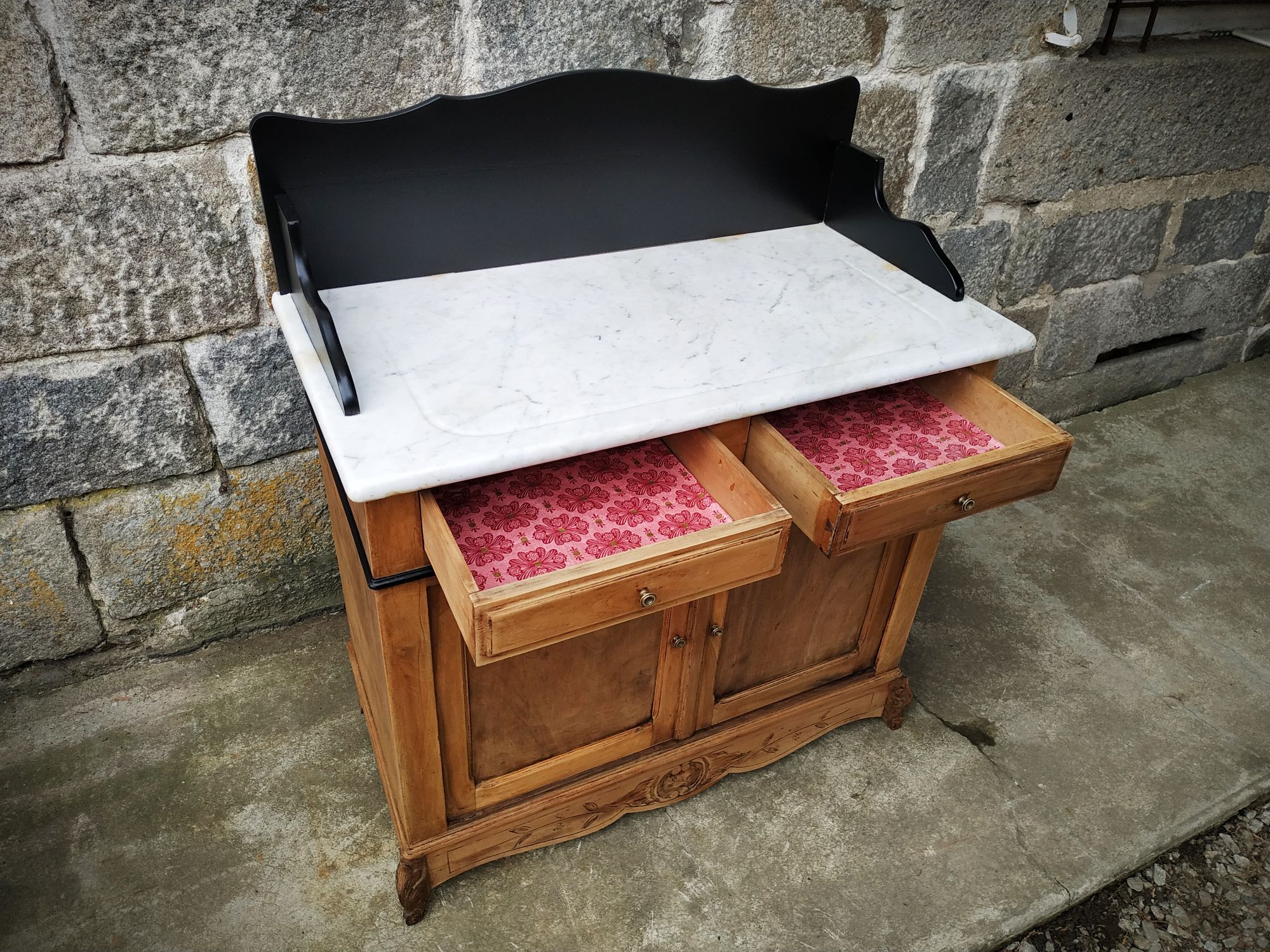 Old toilet table bahut