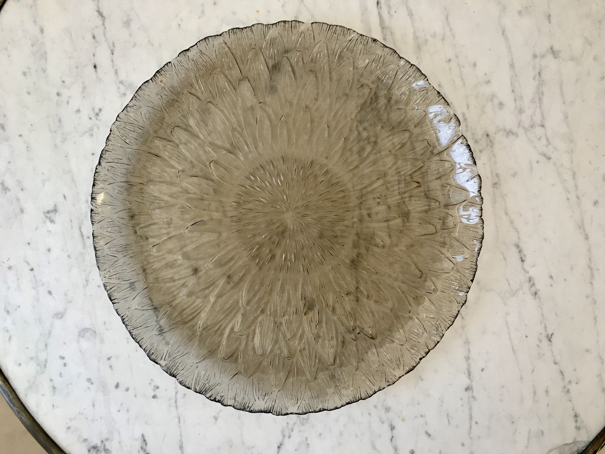 Plat rond en verre fumé motif fleur années 70