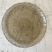 Plat rond en verre fumé motif fleur années 70
