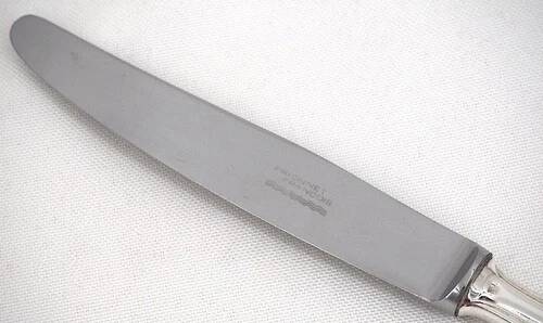 François Frionnet, 12 couteaux de table en métal argenté, filet simple, Albi.