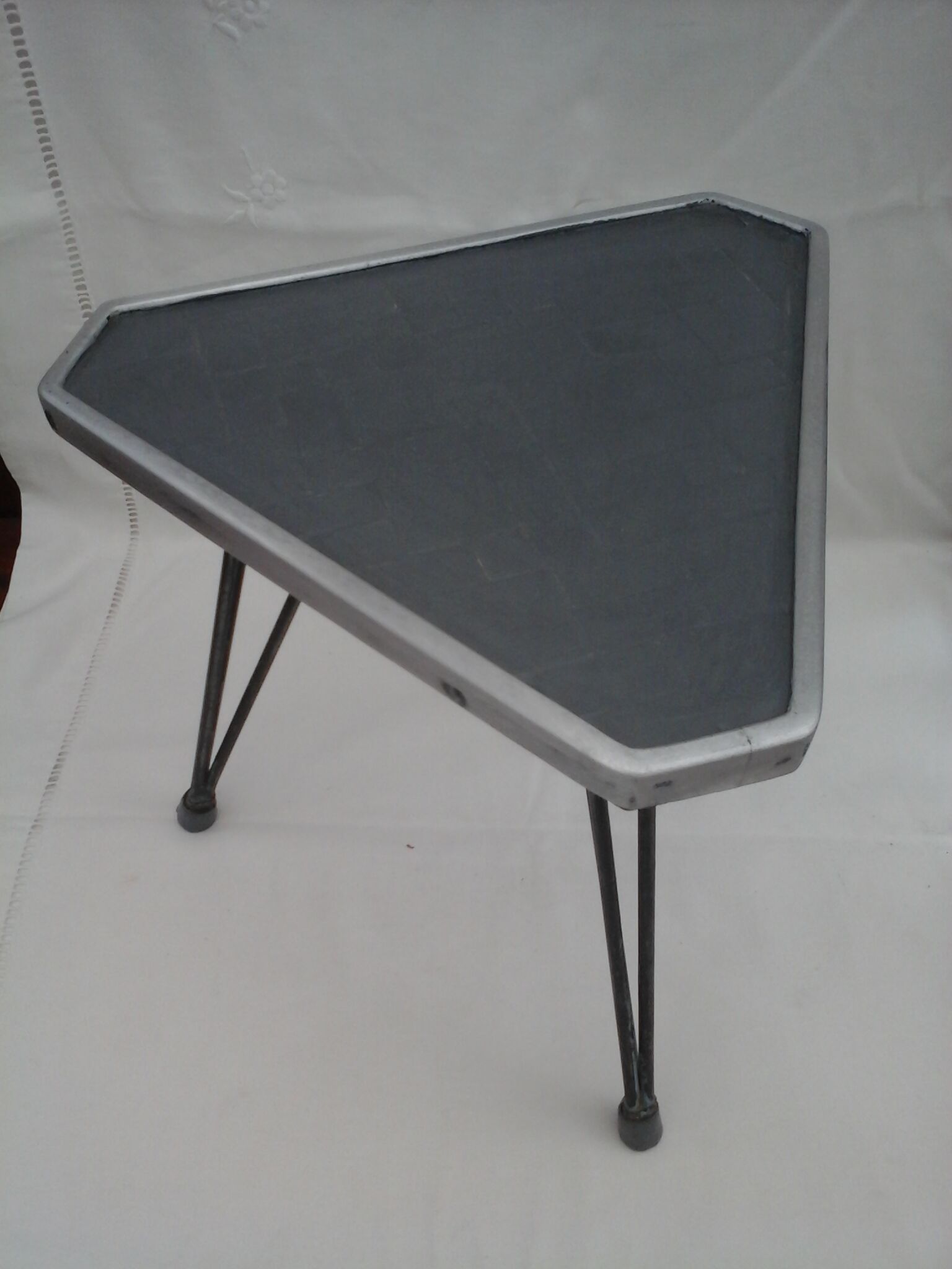 Triangular coffee table 50's