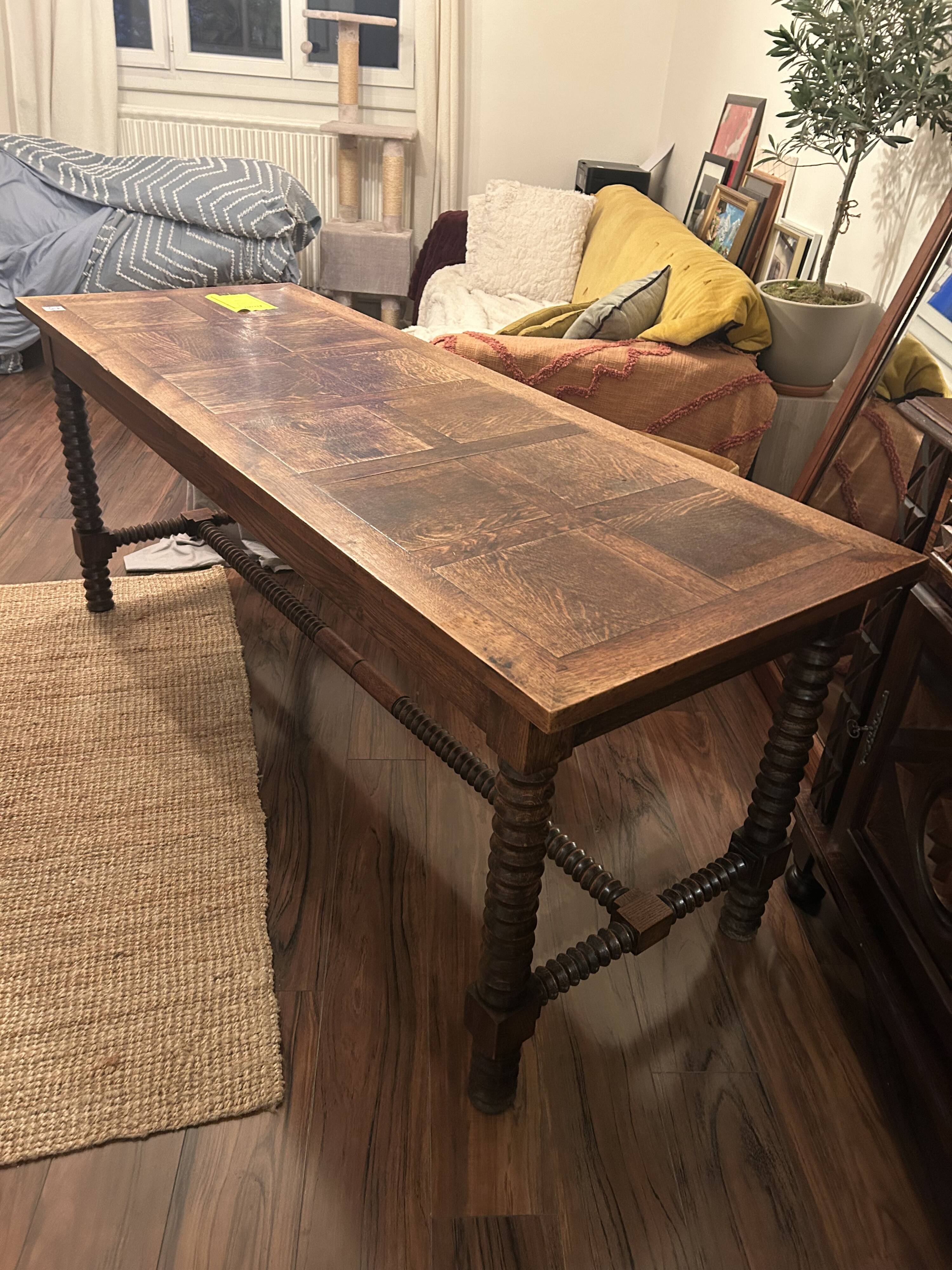 Longue table en bois massif