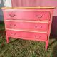 Commode patiné or mat et rouge