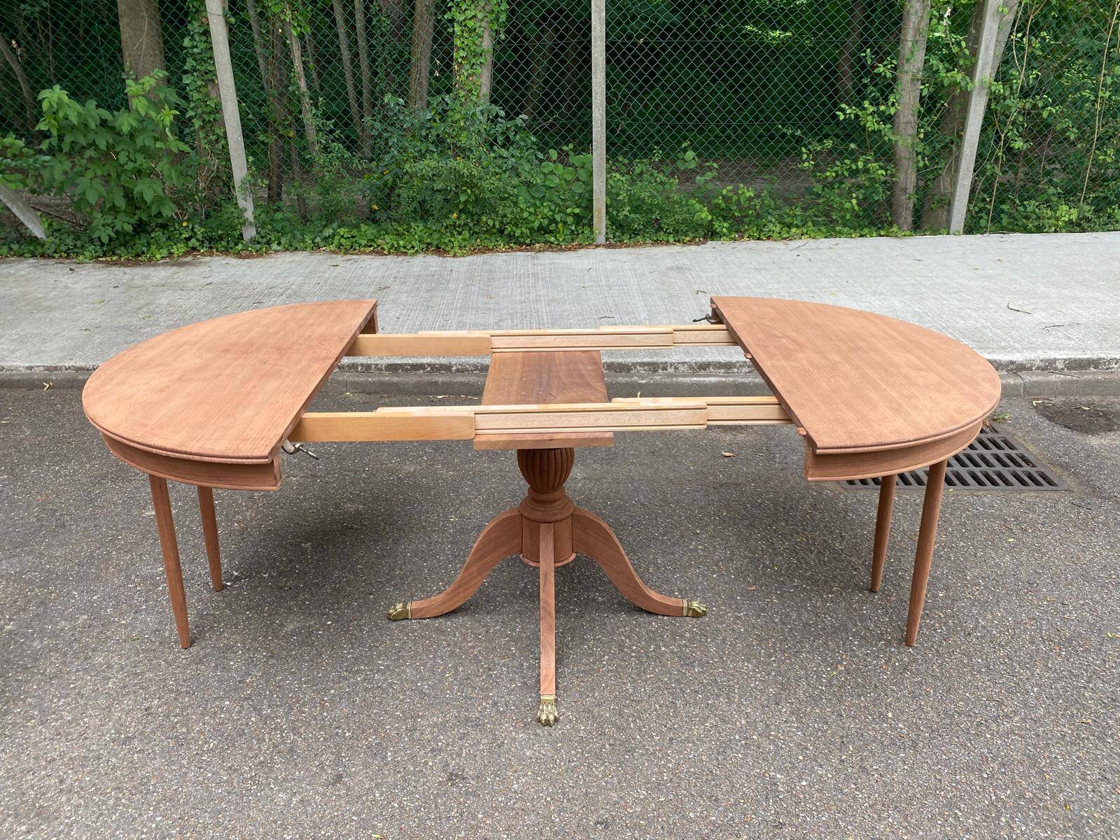 Round extendable dining table in solid mahogany from the 1930s.
