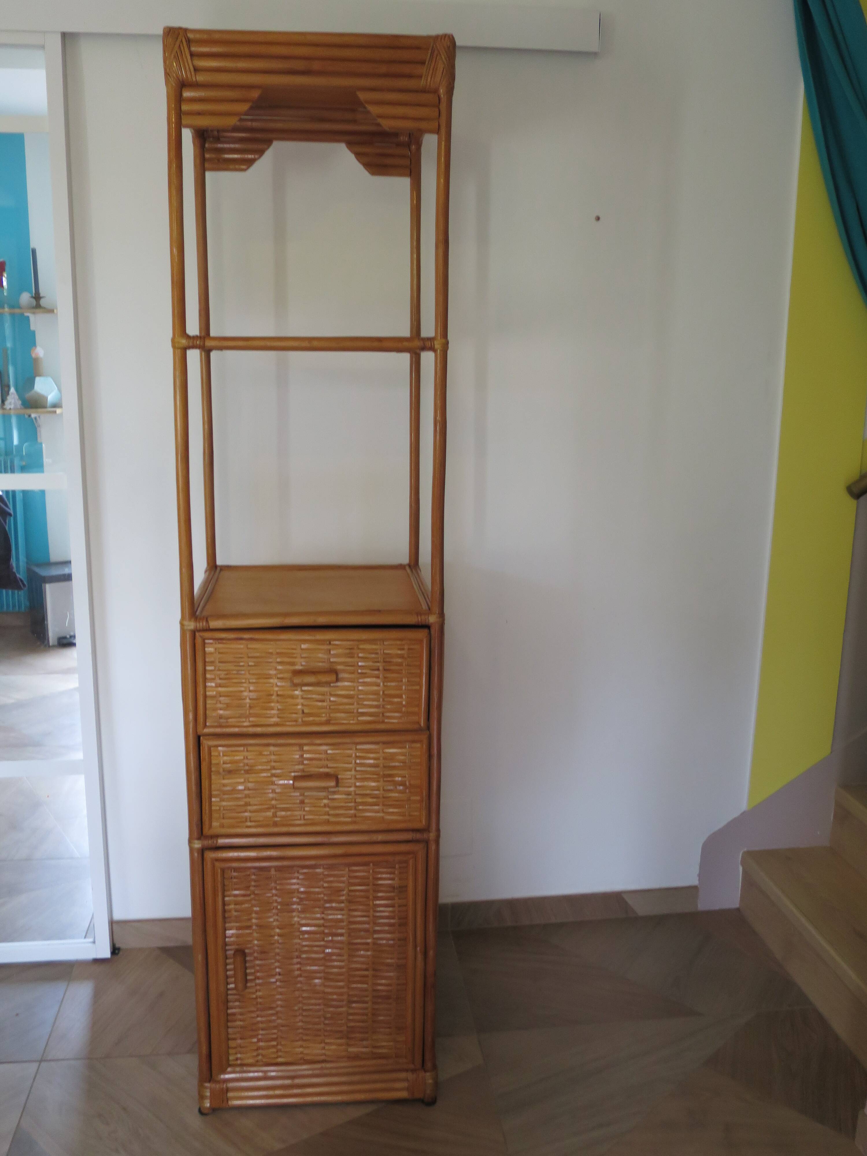 Storage column, wooden bookshelf and woven rattan.