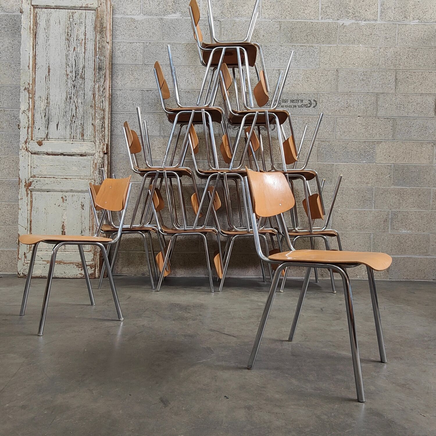 Lot de 22 chaises d'école tchèque " Kovonax" chrome et bois 1950