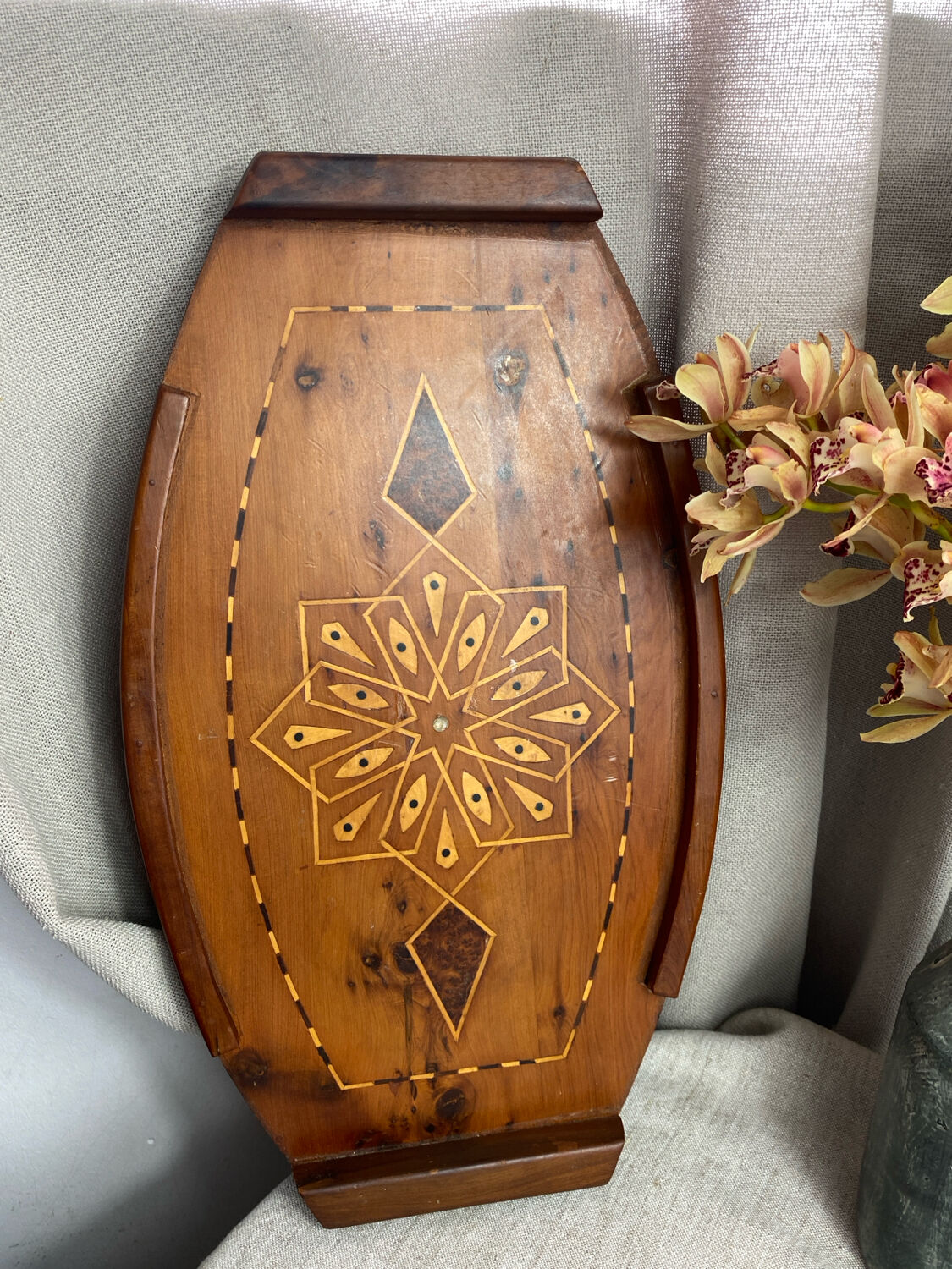 Wooden tray, inlaid decoration with marquetry and mother-of-pearl.