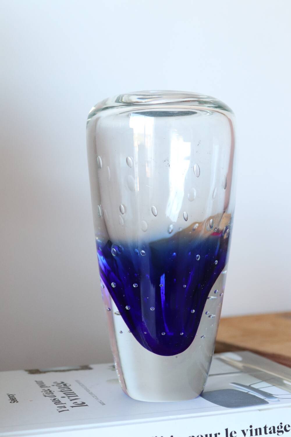 Murano vase in blue and white bubble glass