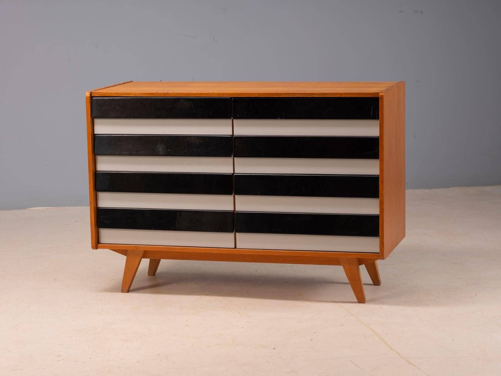 Buffet des années 50 modèle U453 par Jiří Jiroutek pour Interier Praha, années 1960, Tchécoslovaquie, 110 × 45 × 75 cm