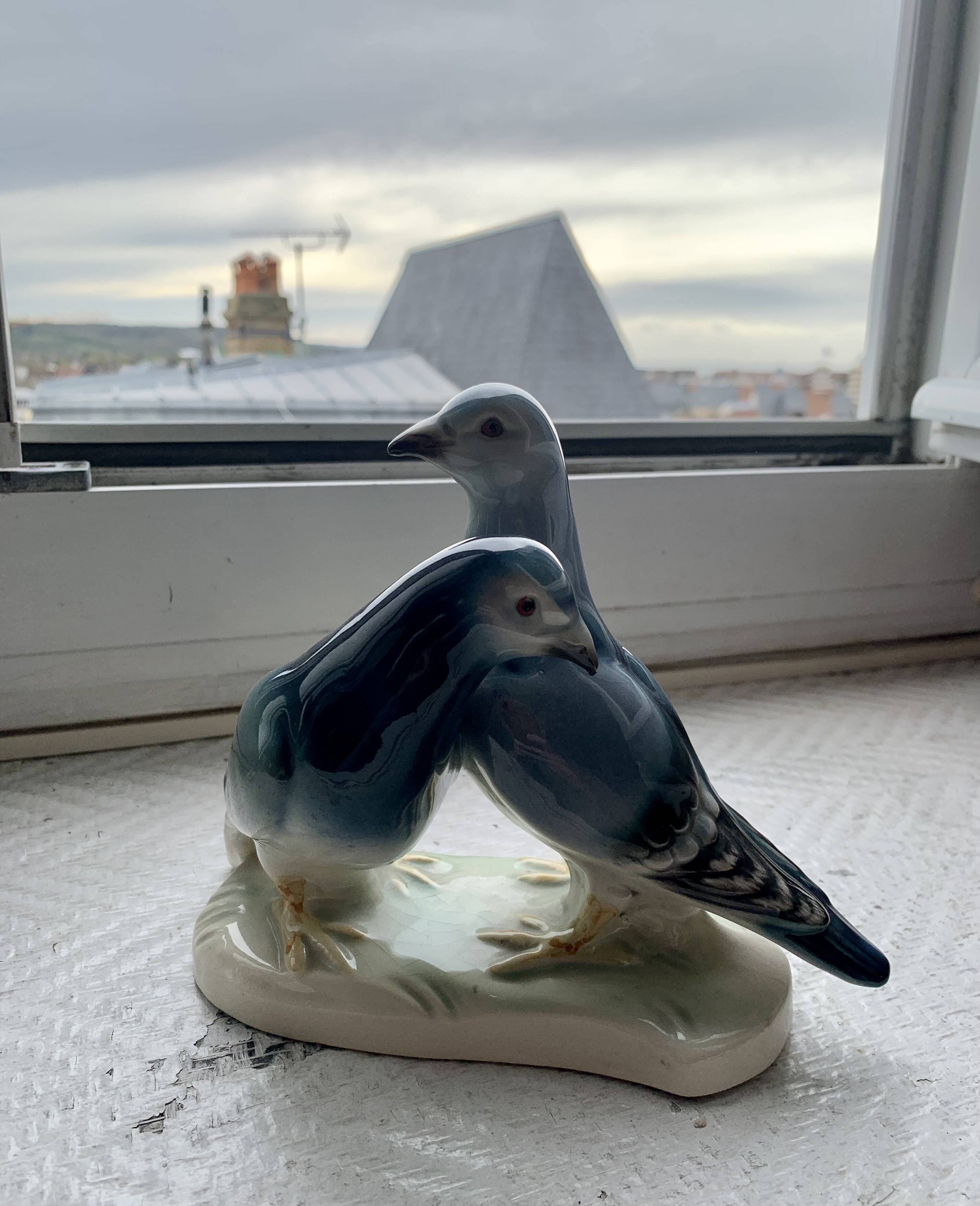 Oiseaux à la grise robe en porcelaine vintage