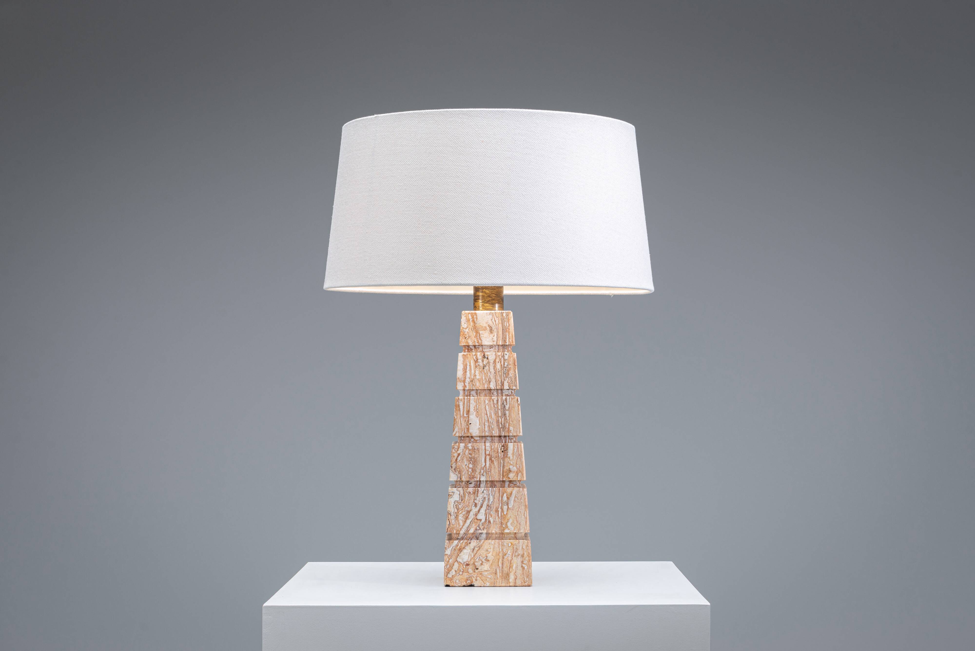 Geometric pyramid shaped travertine-onyx table lamp