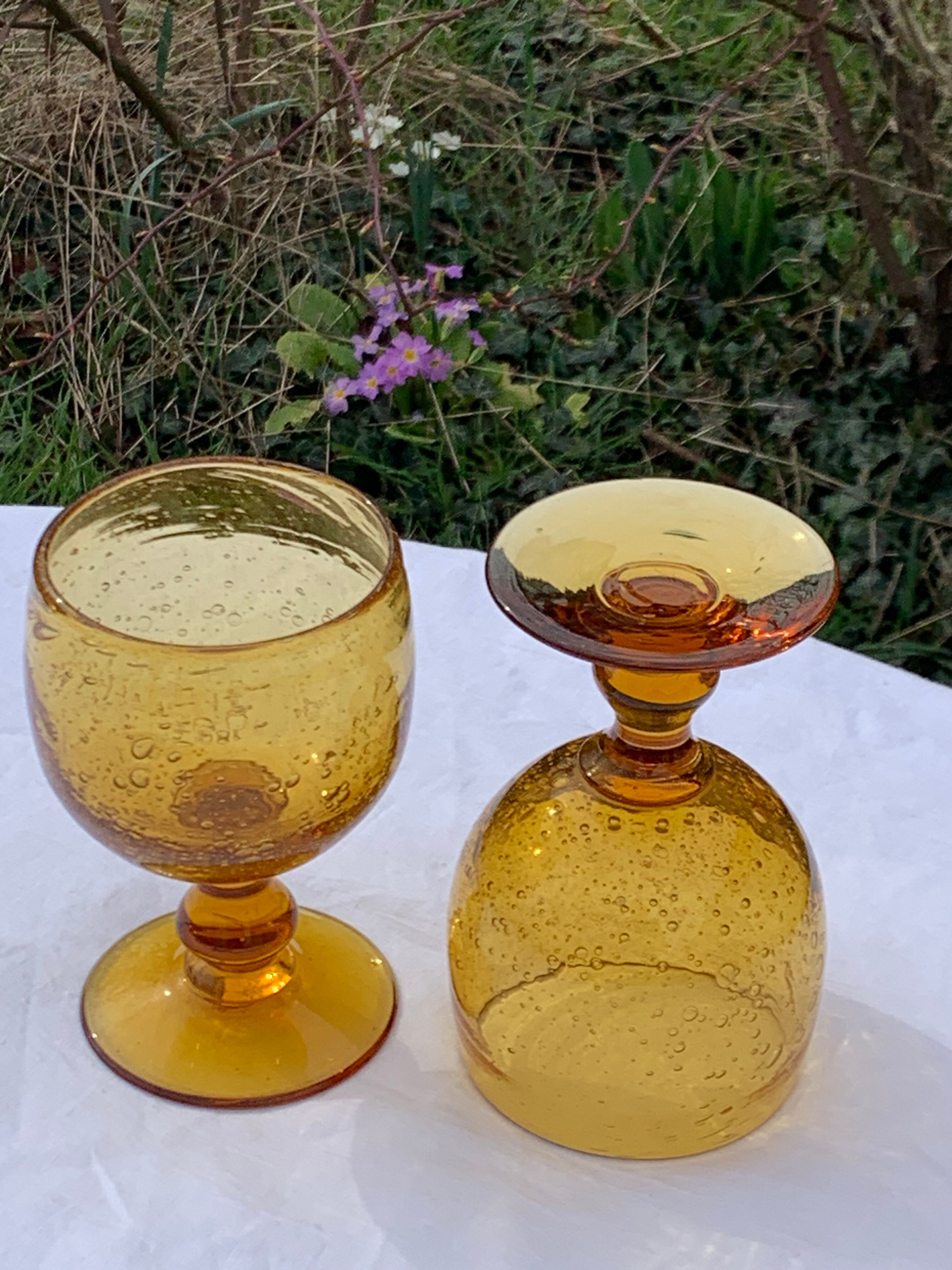 5 wine glasses in blown glass and vintage golden yellow bubble