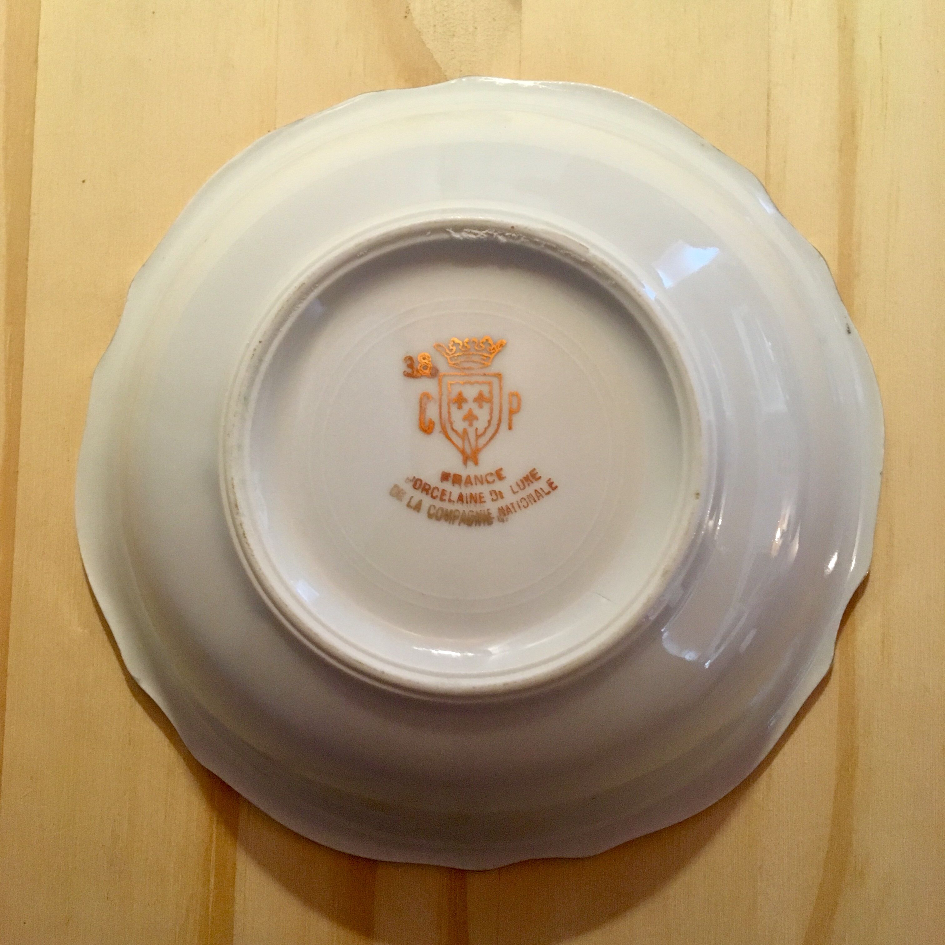 6 small hollow plates in white porcelain pattern vintage cars