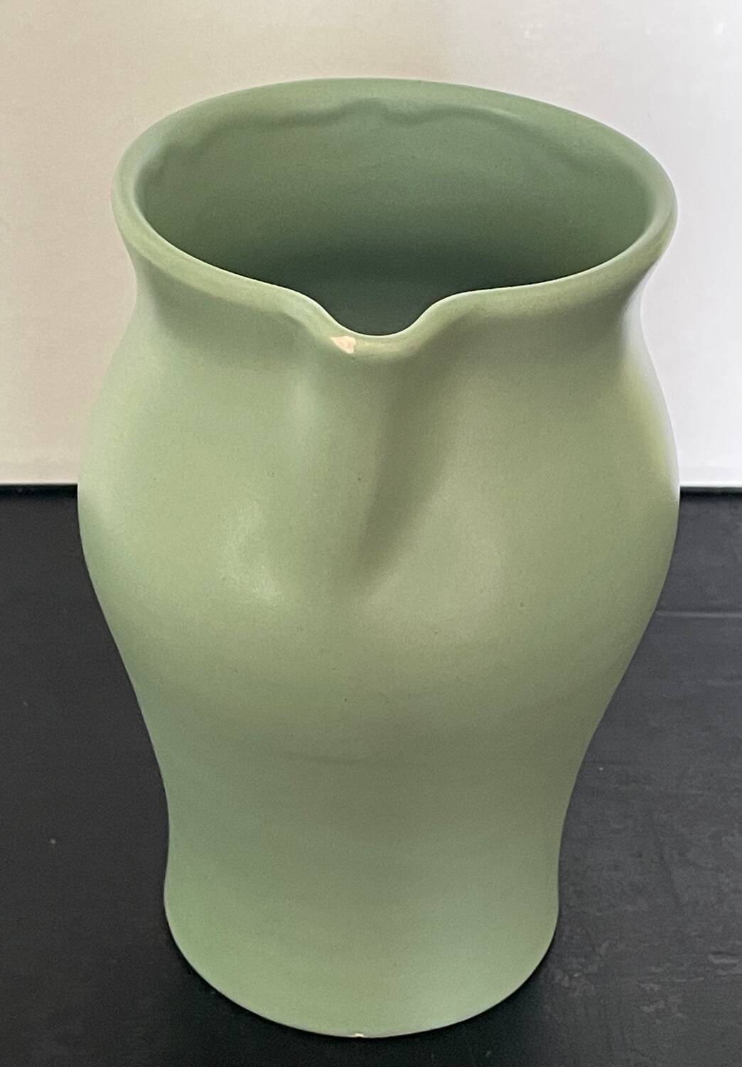 Pichet vert en céramique André Baud Vallauris