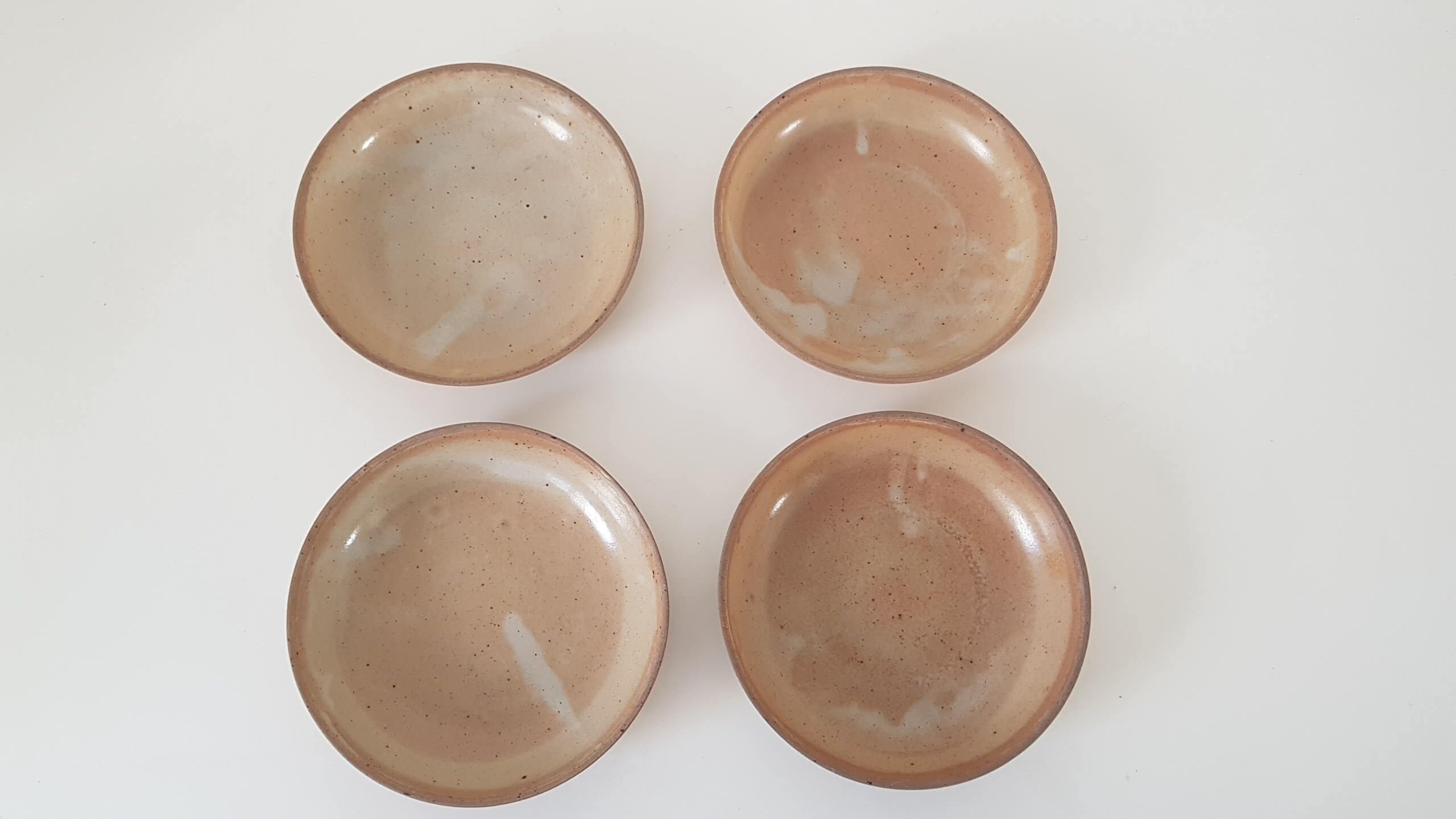 Hollow plates in artisanal terracotta