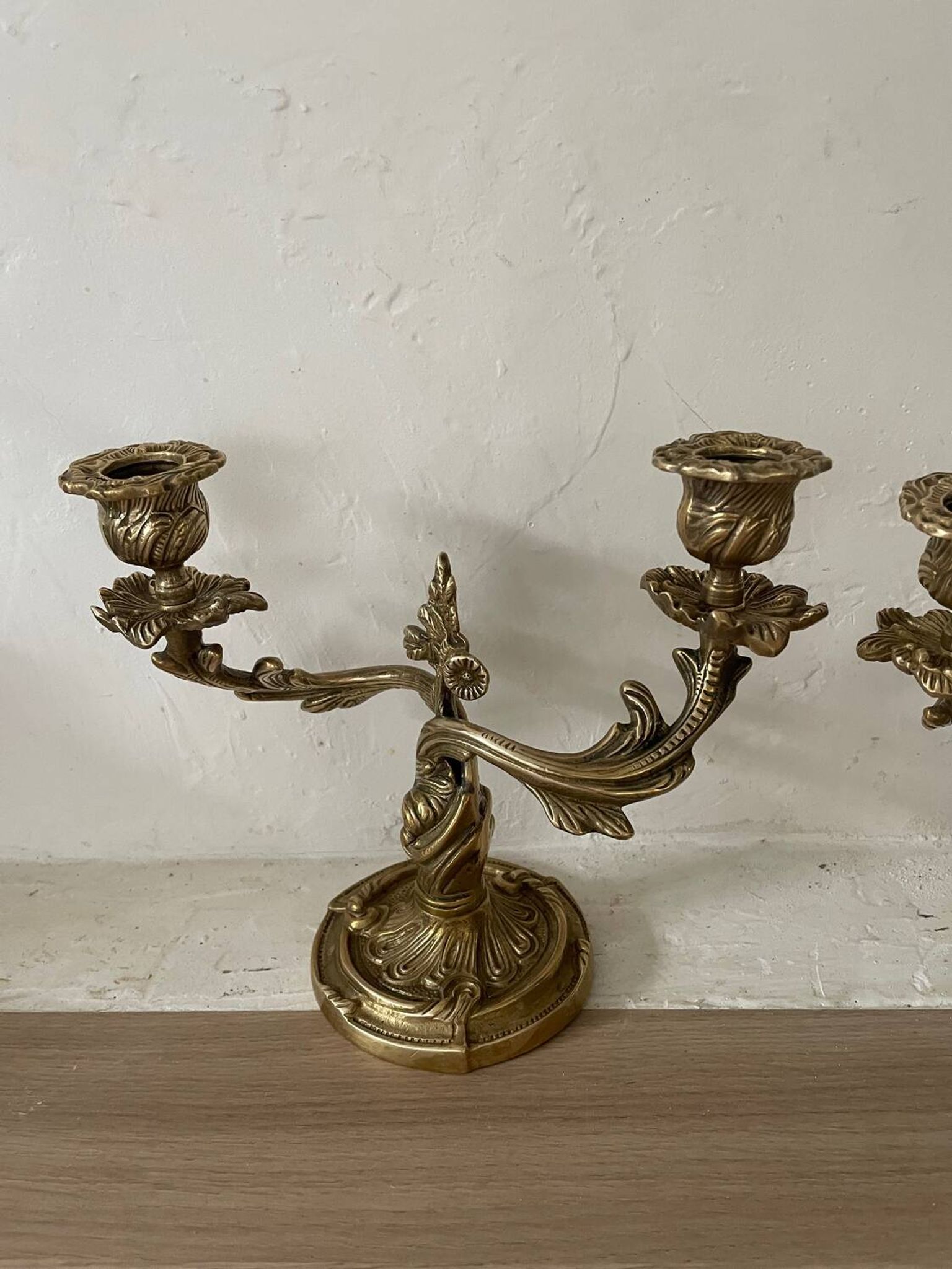 Paire de bougeoirs rocaille en bronze doré