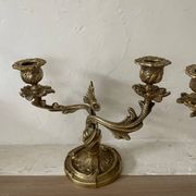 Paire de bougeoirs rocaille en bronze doré