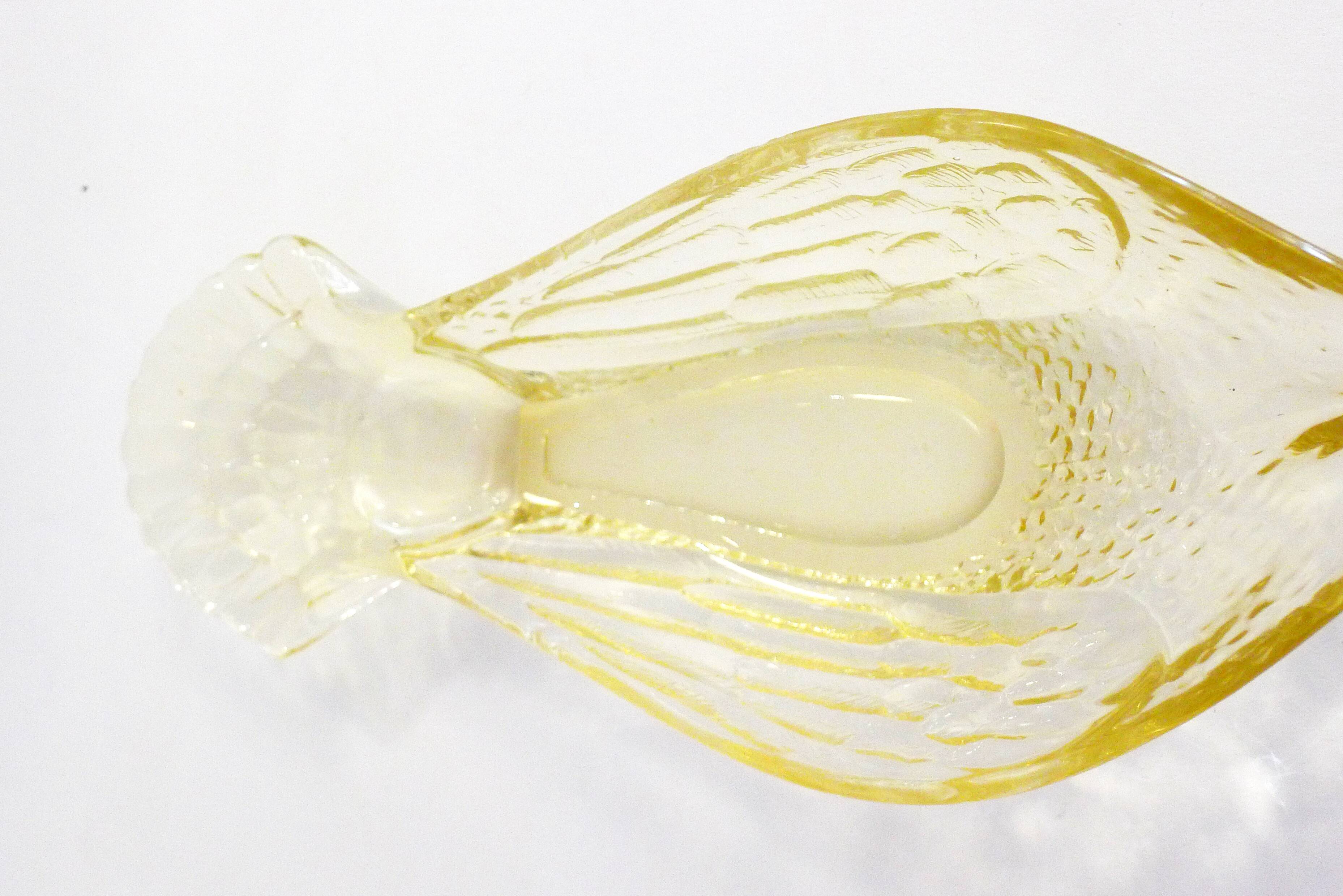 Plat coupe oiseau, en verre cristallin jaune pâle