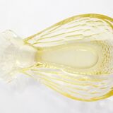 Plat coupe oiseau, en verre cristallin jaune pâle
