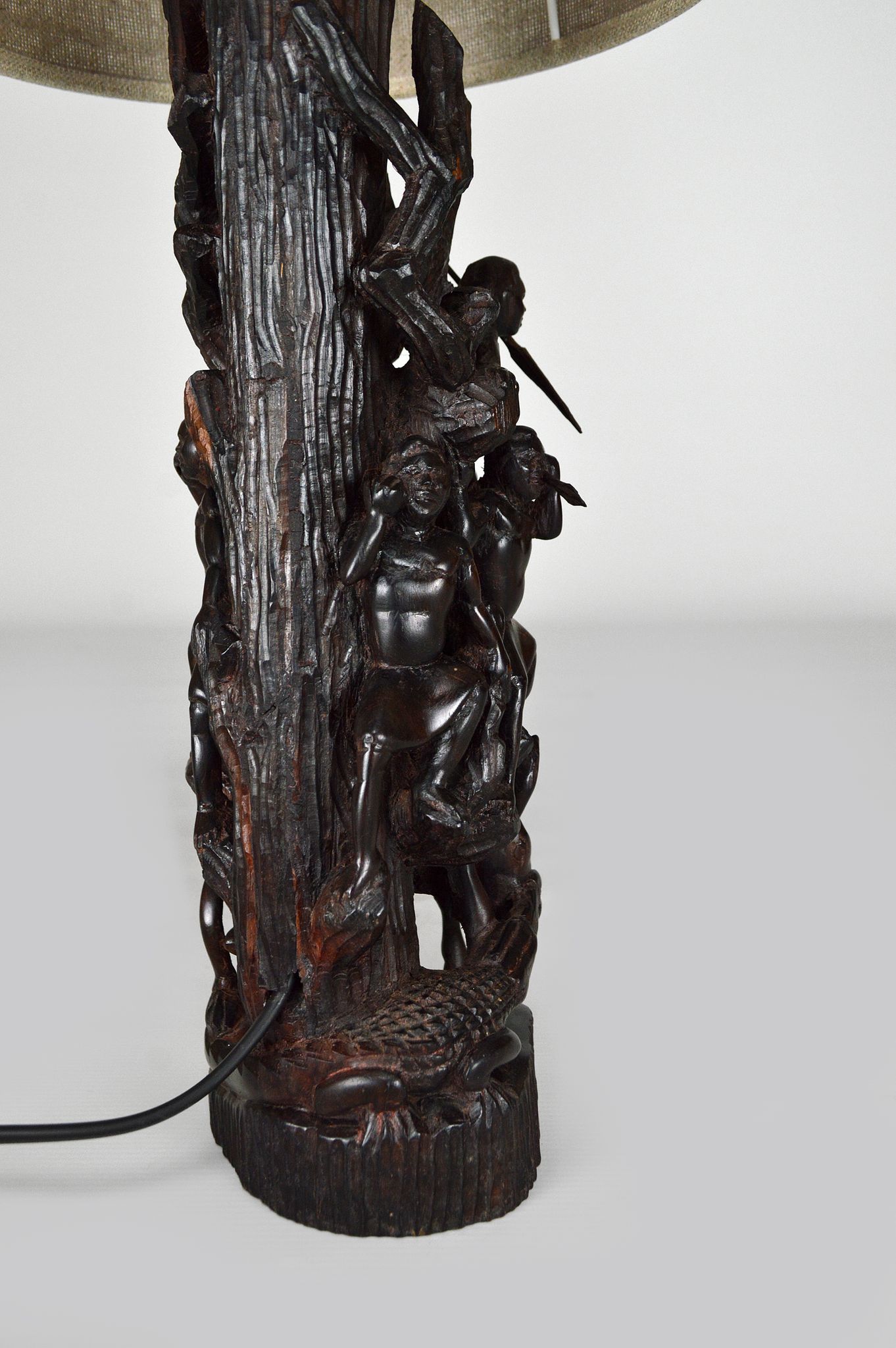 Lampe africaine en ébène sculpté, "Chasseurs, buffle et crocodile"
