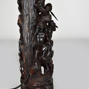 Lampe africaine en ébène sculpté, "Chasseurs, buffle et crocodile"