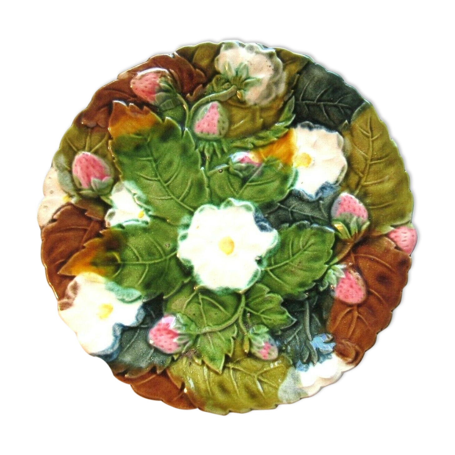 Assiette art déco en barbotine de Onnaing fraises et fleurs sur des feuilles