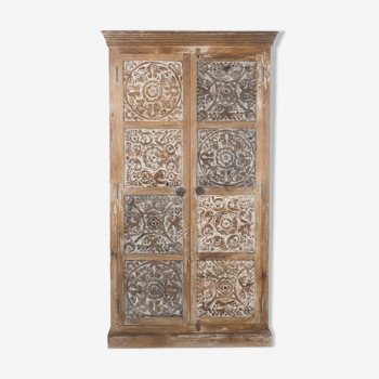 Armoire artisanale sculptée