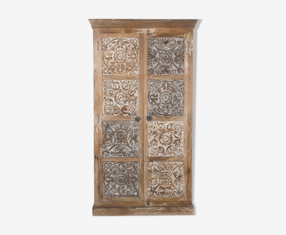 Armoire artisanale sculptée