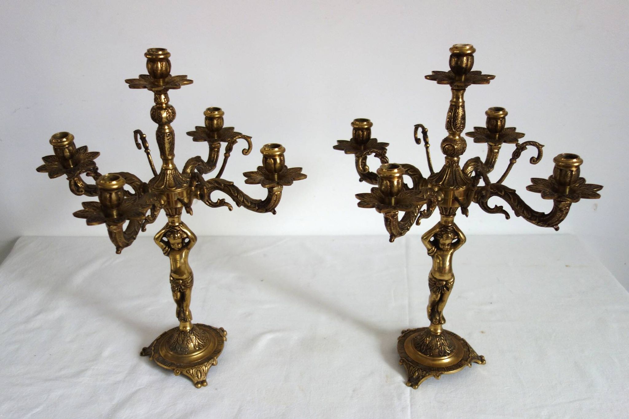 Paire de chandeliers chérubins en bronze doré début xxème