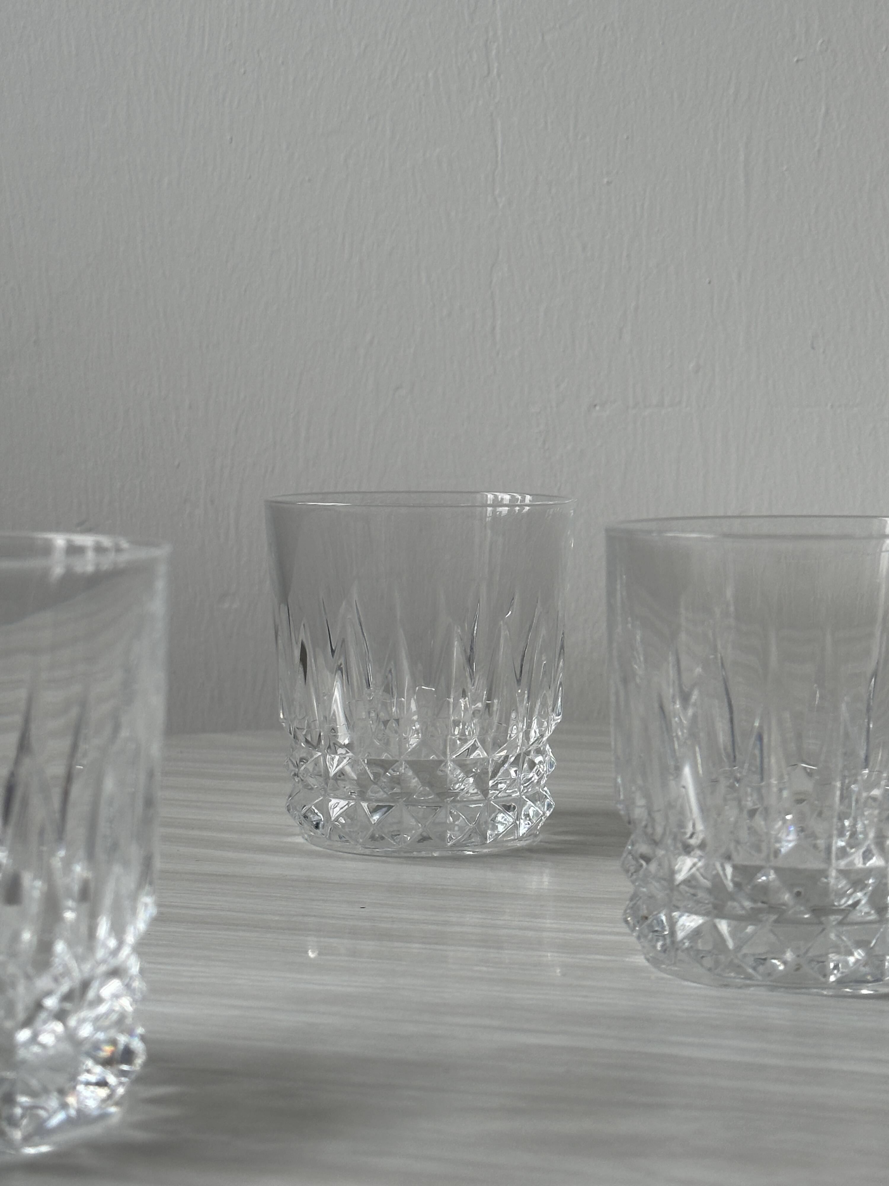 Ensemble de 5 verres à whisky en cristal ciselé