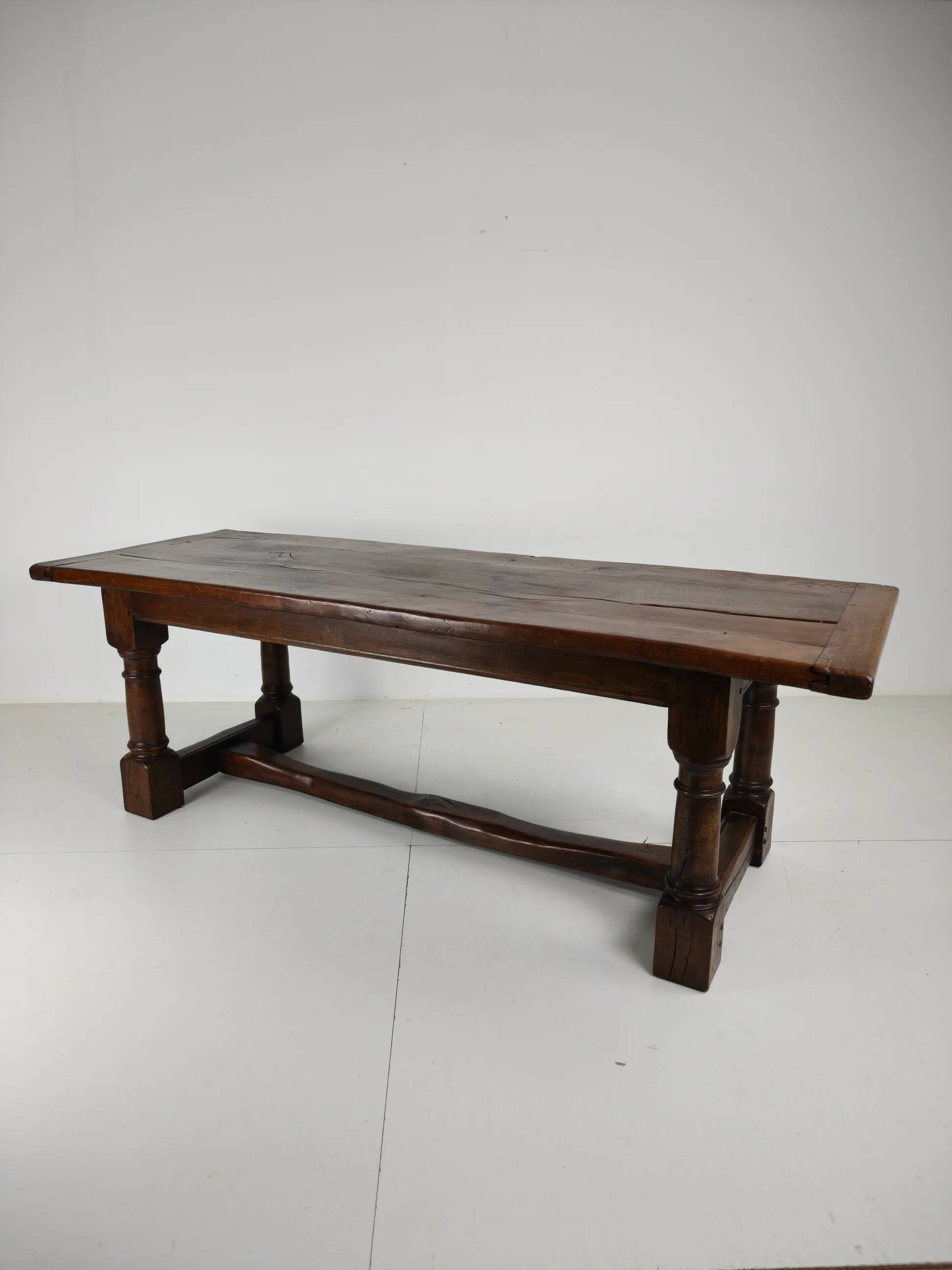 Solid English oak dining table – 20th century with beautiful grain & patina