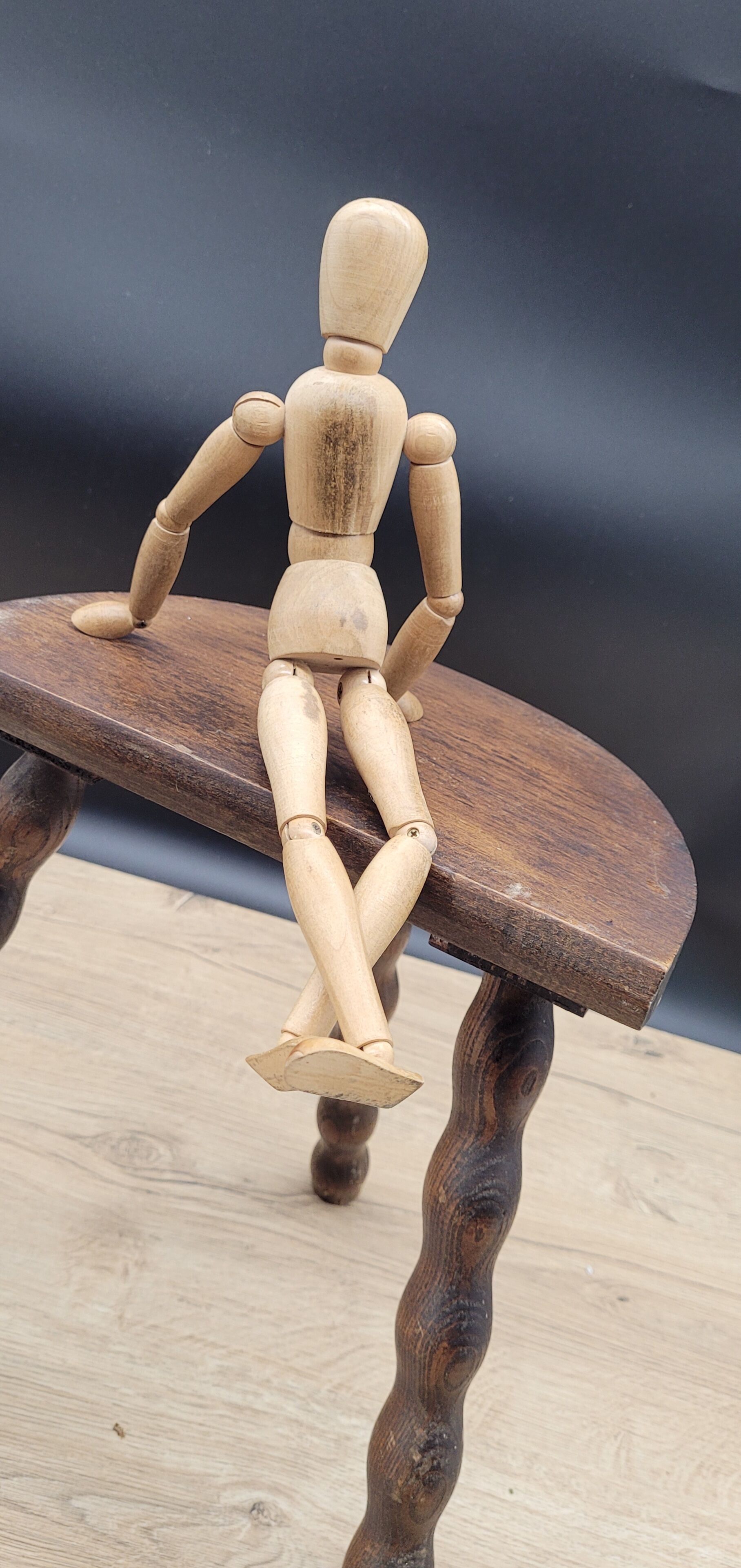 Half-round tripod stool feet balls