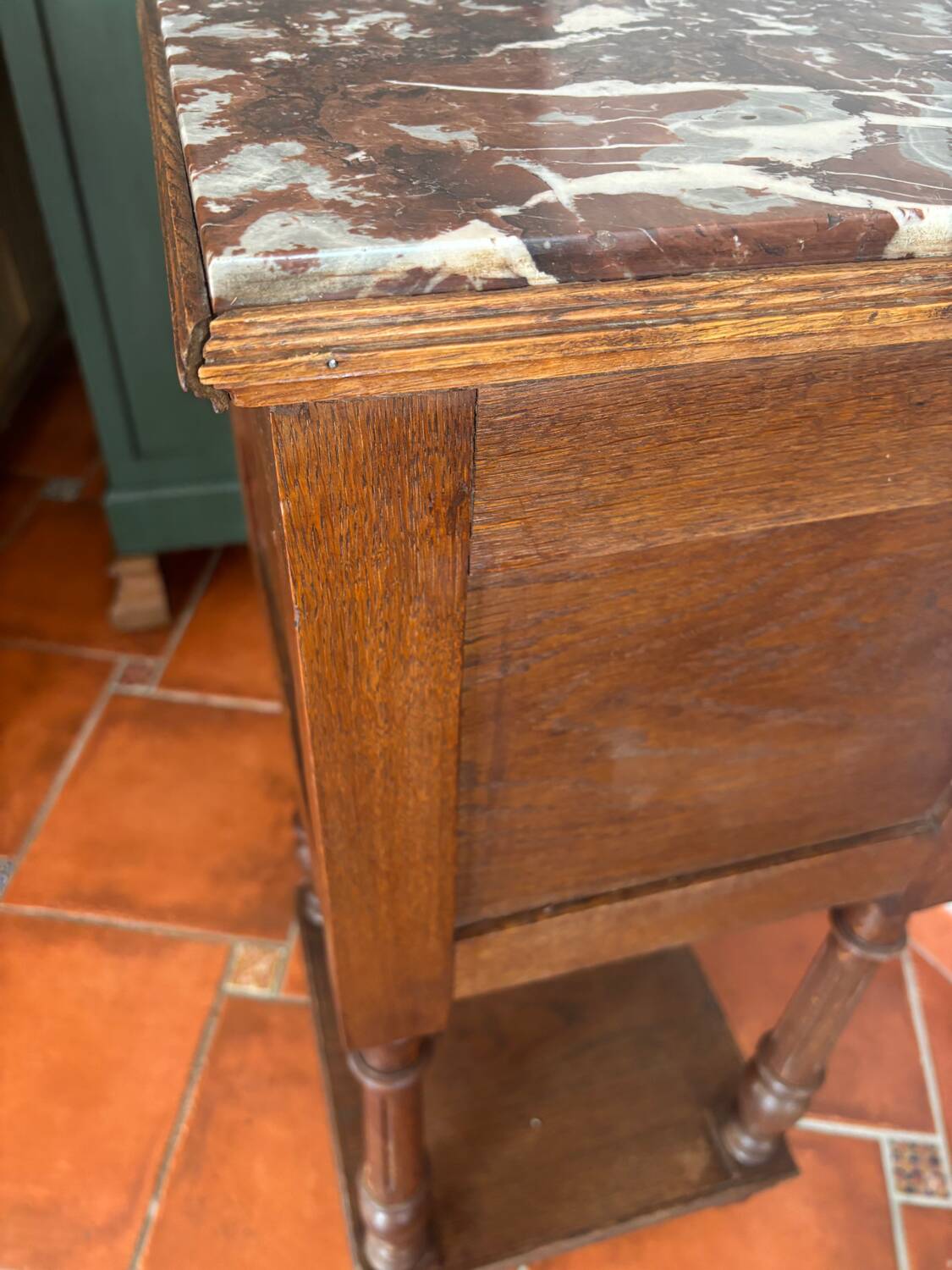 Table de chevet dessus en marble rose