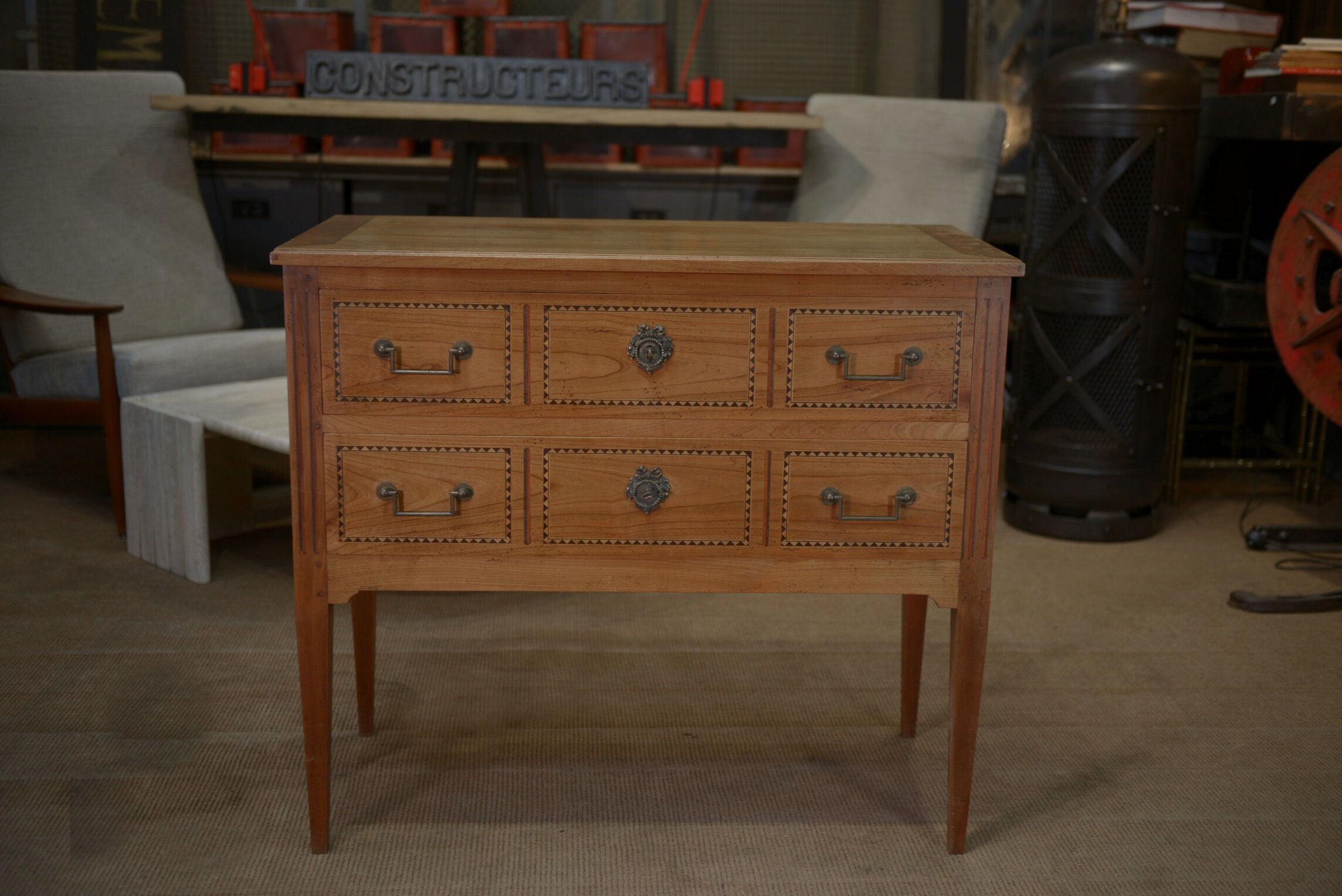 Commode de style Louis XVl en merisier 2 tiroirs estampillée Lechevalier. P.