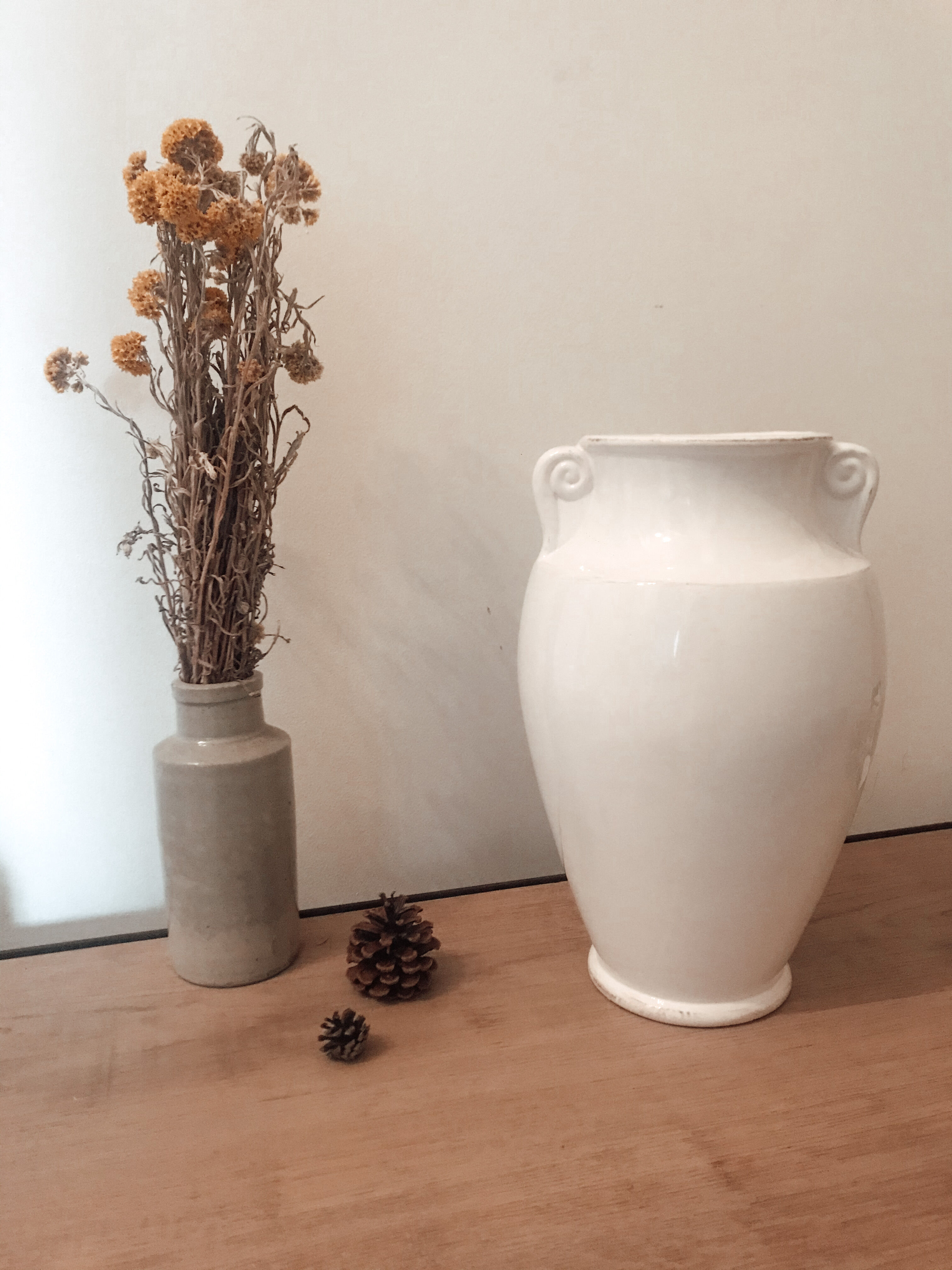 Vase blanc à volutes