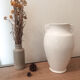 Vase blanc à volutes