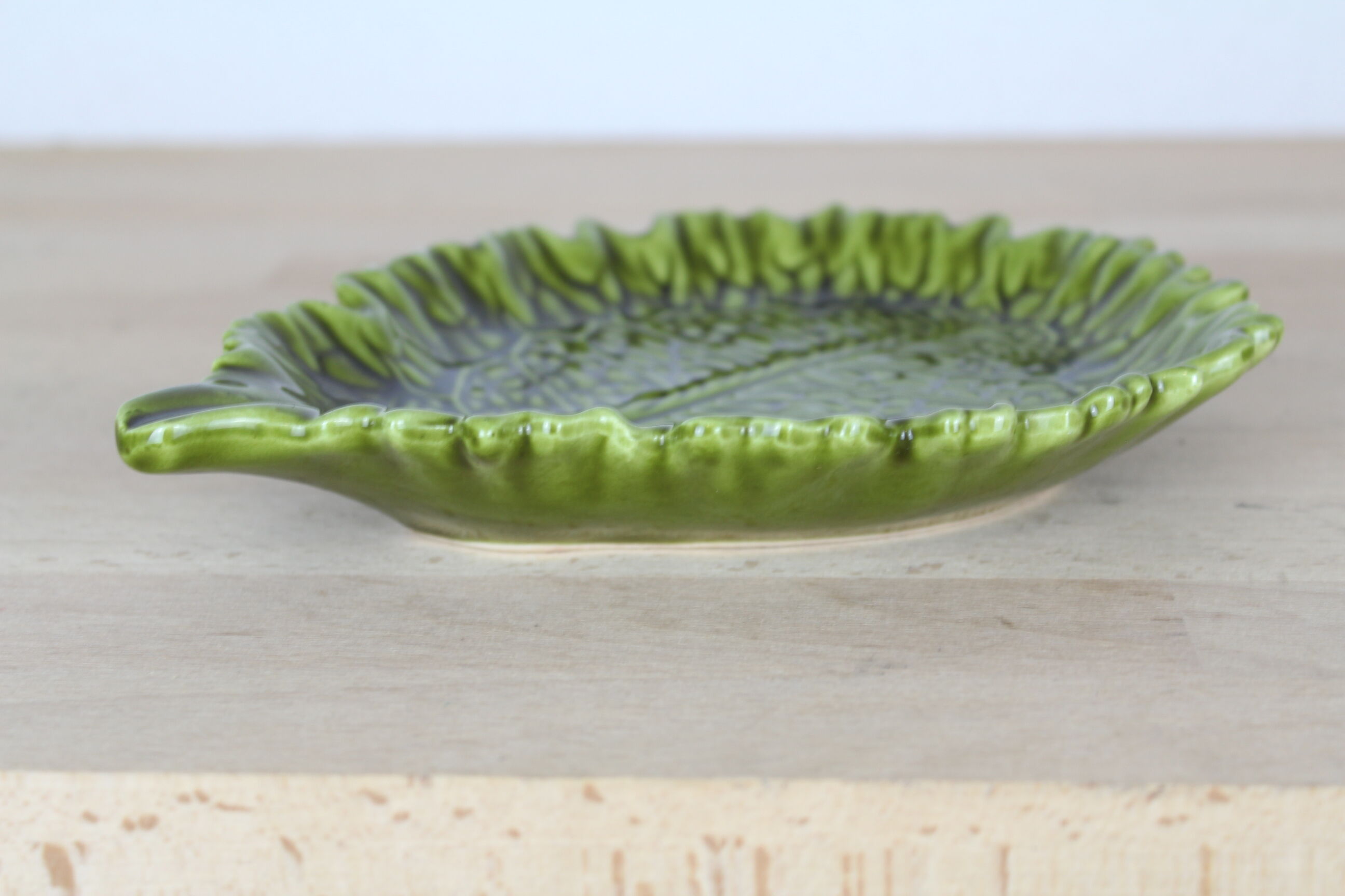 Ceramic dish cabbage leaf-shape