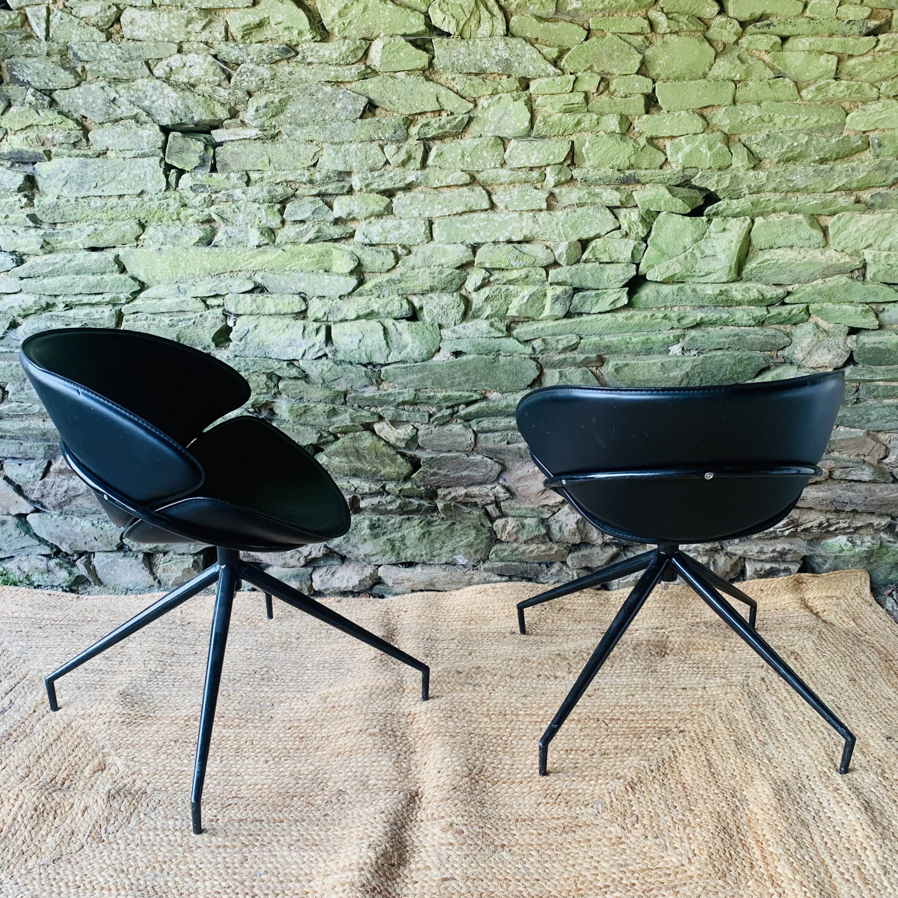 Paire de fauteuils pivotants modernistes en cuir noir
