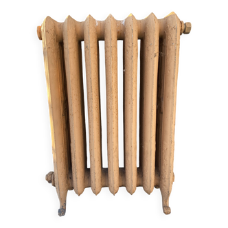 Antique radiator on feet with seven floral cast iron blades, 20th century