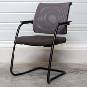 Chaise Sedus en tissu taupe et résille grise