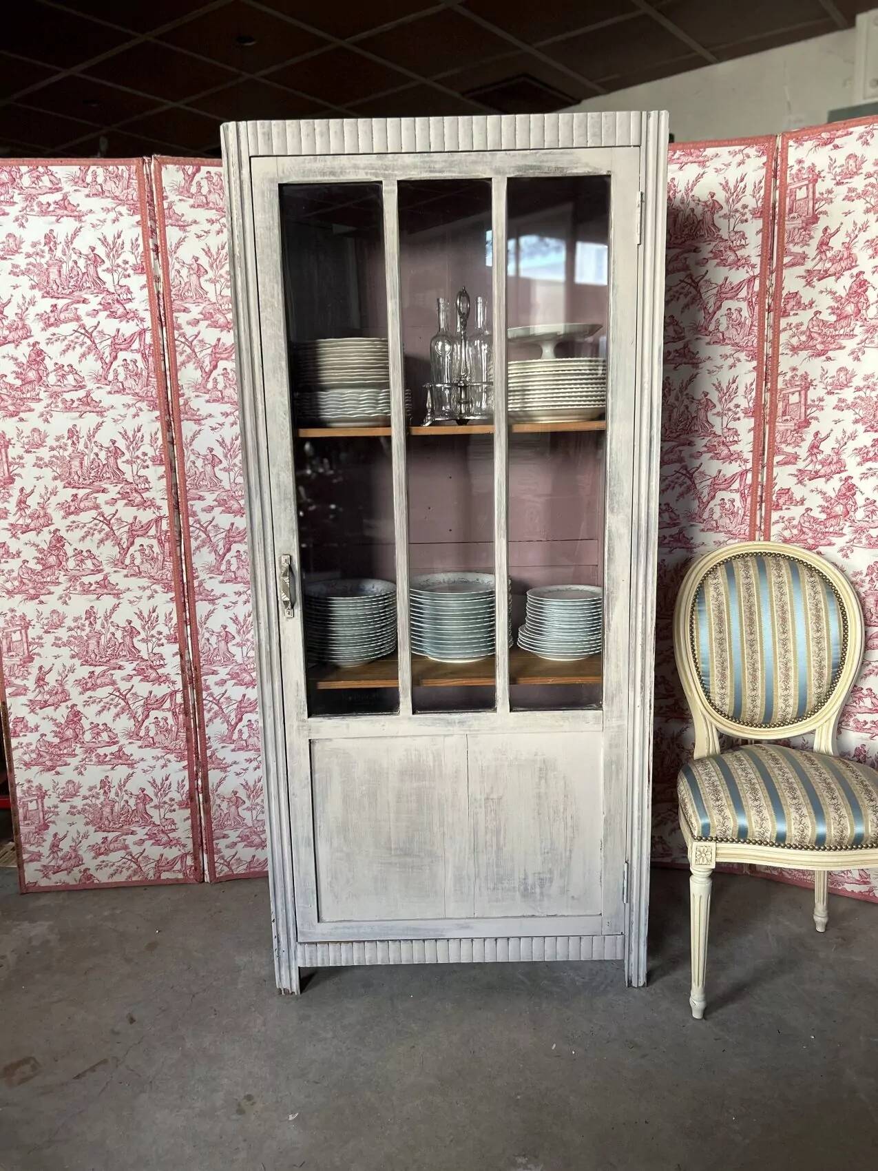 Small Parisian Art Deco glass cabinet with white patina - a timeless classic.