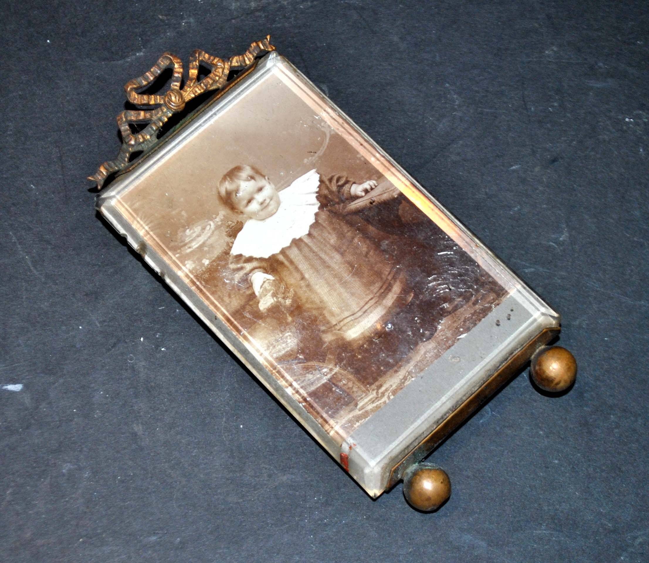 Cadre photo ancien en verre biseauté et laiton doré Noeud de ruban - photo bébé debout 13.5cm
