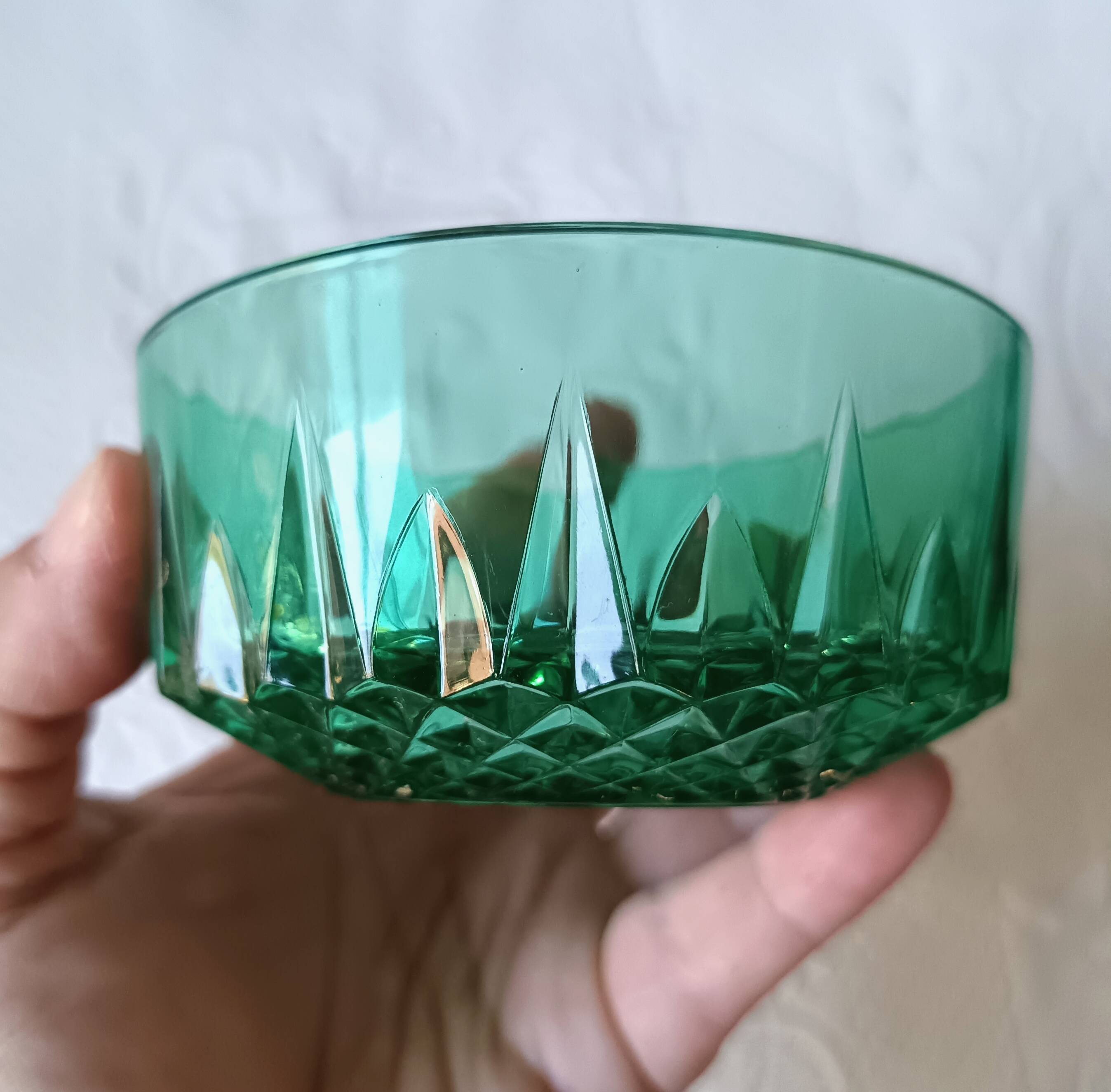 Emerald green dessert service, salad bowl and 8 Arcoroc bowls.