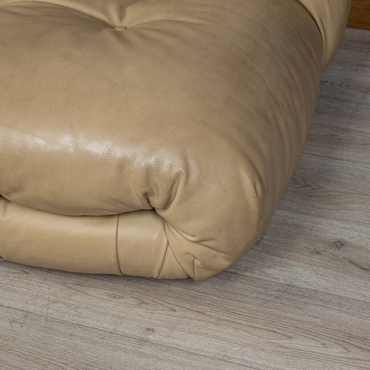 Italian 20thc beige "soriana" leather sofa by tobia scarpa for cassina