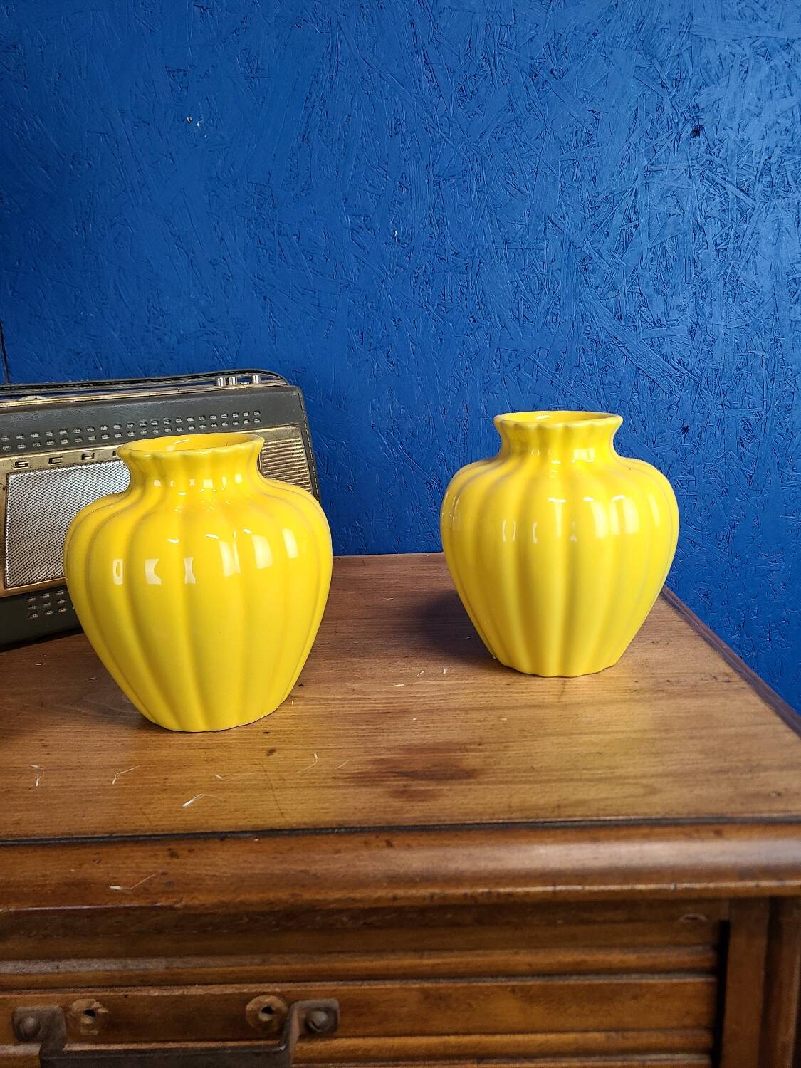 Paire de vase en émail jaune citron