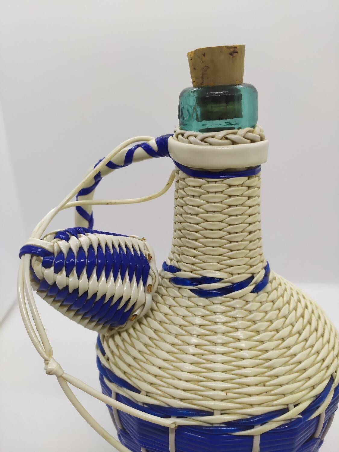 Glass bottle and scoubidou