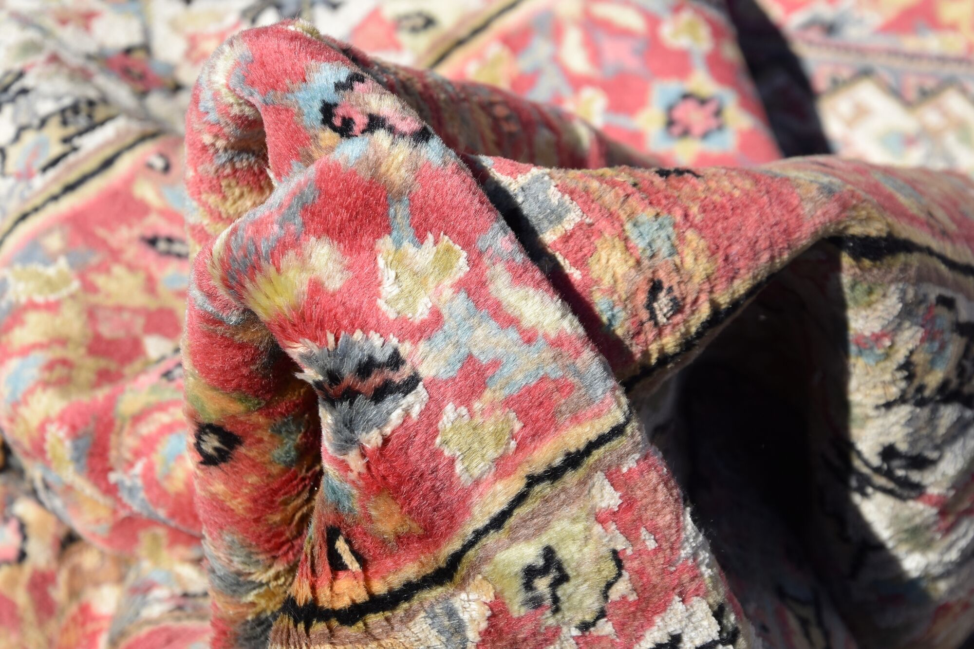 Jihangie wool and silk oriental carpet : 1.28 x 1.90 m