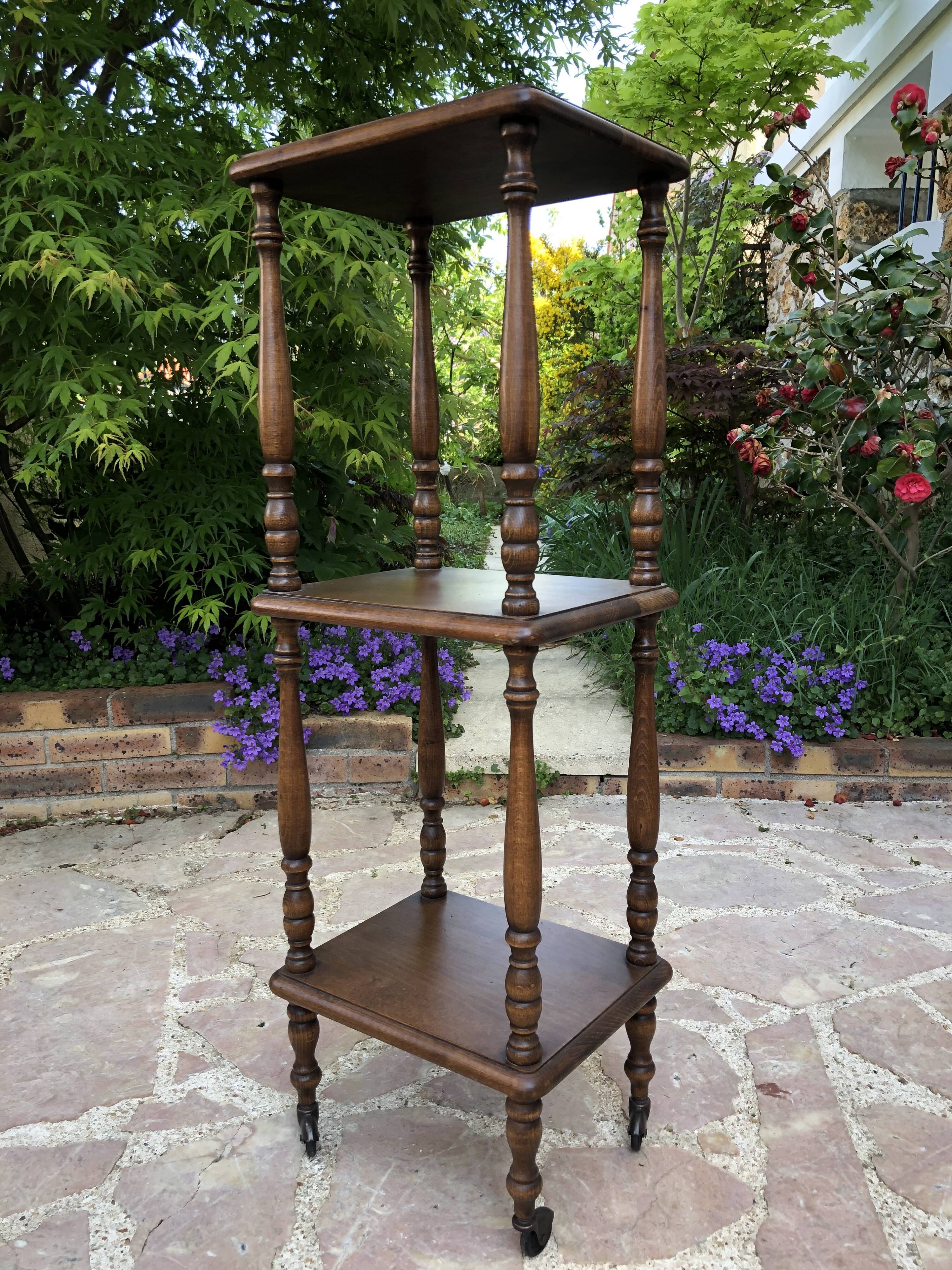 Étagère sur roulettes