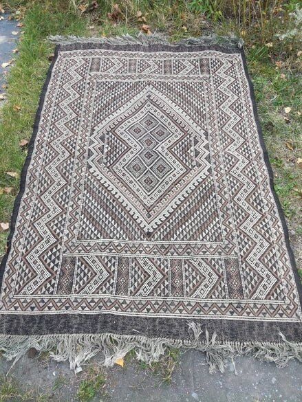 Old wool carpet - 120x185cm