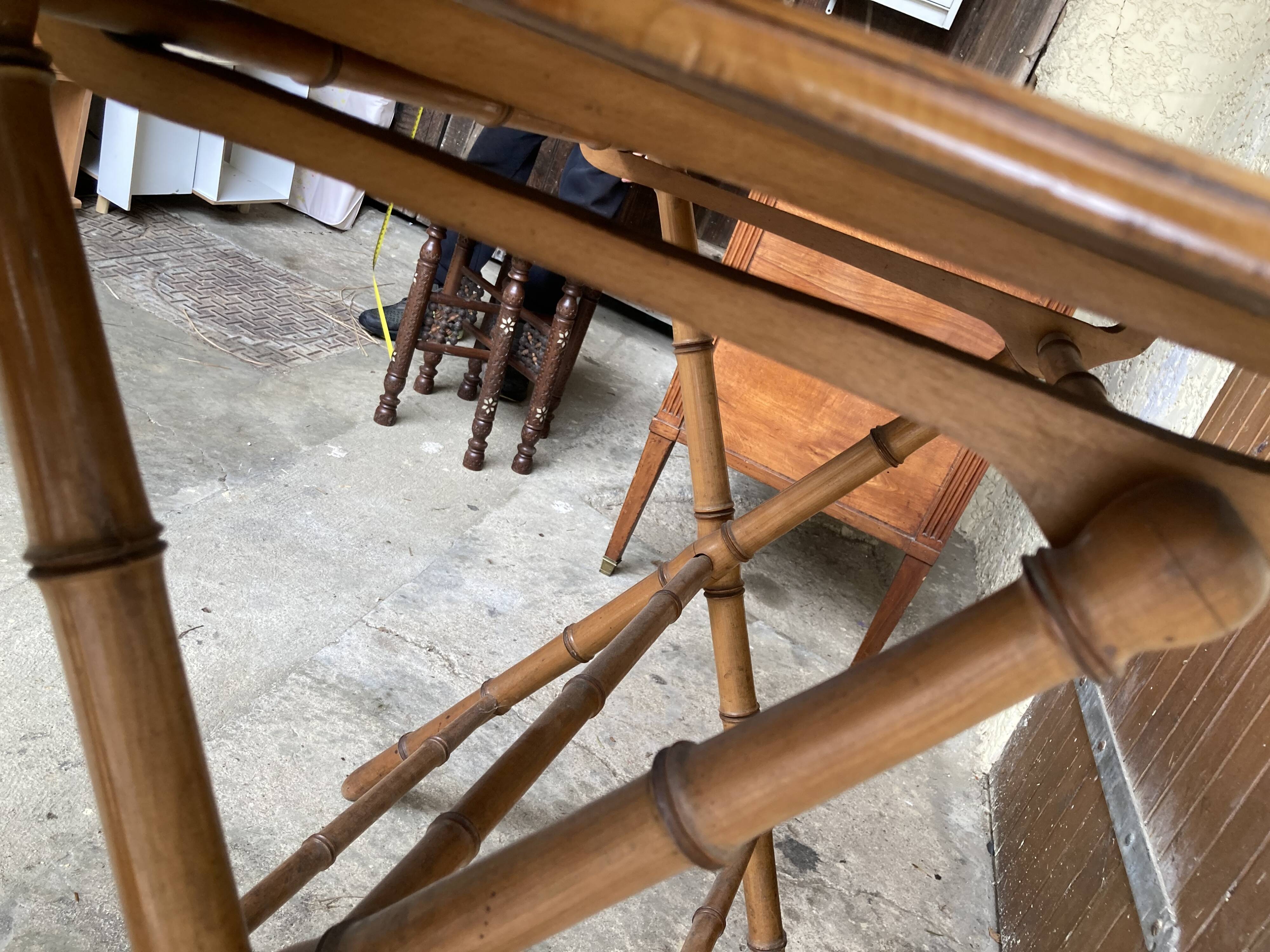 Table en bois style bambou et paille tressée